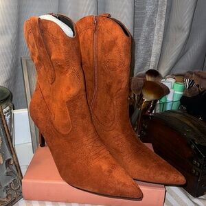BNWOB Deep rust orange 3.1” pointy toe cowgirl short boots